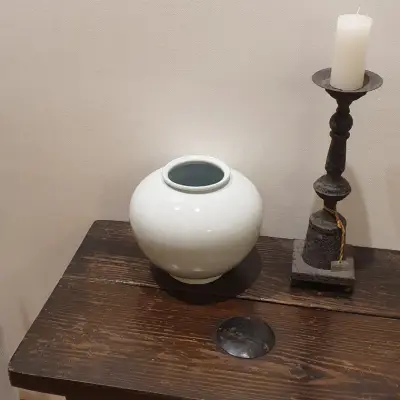 명균관 작명소 실내의 고풍스런 고가구와 달항아리와 전통 촛대가 어우러진 공간