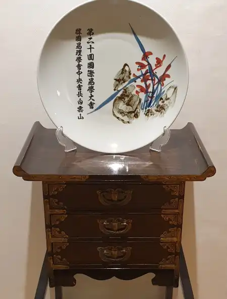 서울 사주 잘보는곳 어디? 실패없는 사주풀이 명소 찾는 비결 7가지 (2026최신) 5 명균관 실내 대기실에 전시된 고가구와 도예품