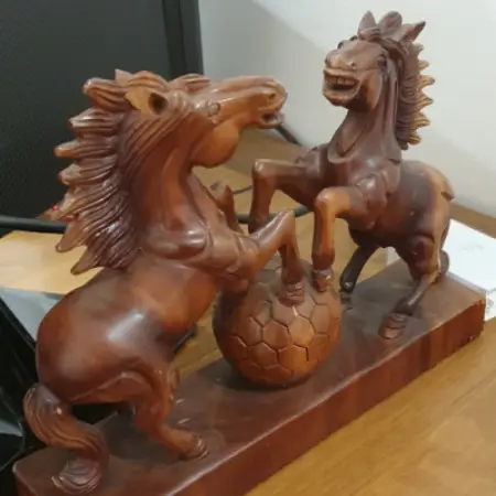 서울 사주 잘보는곳 어디? 실패없는 사주풀이 명소 찾는 비결 7가지 (2026최신) 3 명균관 상담실 테이블 위 적토마 목공예품