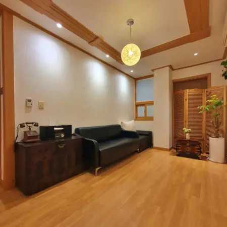 서울 사주 잘보는곳 어디? 실패없는 사주풀이 명소 찾는 비결 7가지 (2026최신) 7 아름다운 가야금 소리가 흘러나오며 손님들이 편하게 앉아 기다릴 수 있는소파가 놓여져 있는 대기실 전경