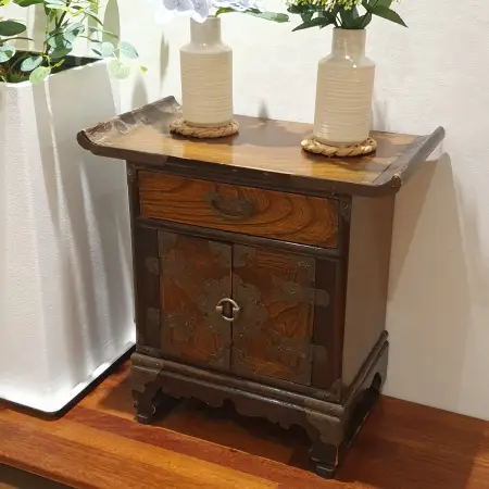 명균관 작명 철학원의 실내에 전시된 고가구와 소품