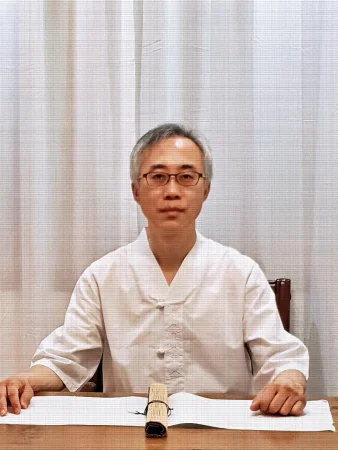 명균관 작명 철학원 구명재 원장님이 상담실에 앉아있는 사진