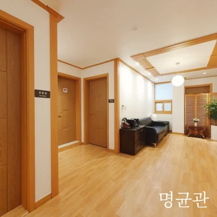 서울 철학관 명균관의 실내 전경으로 탁 트인 대기실엔 편안한 소파가 있고 상담실과 원장실이 보인다