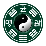 명균관 작명 철학관의 원형 로고로서 무극 태극 팔괘와 명균관 글자를 조합해 주역과 전통 철학의 느낌이 함축된 초록색 로고