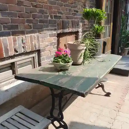 명균관 외부 화분이 놓여져 있는 테이블과 전경